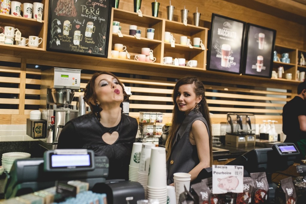 rochii Laura Galic in Starbucks Iasi 