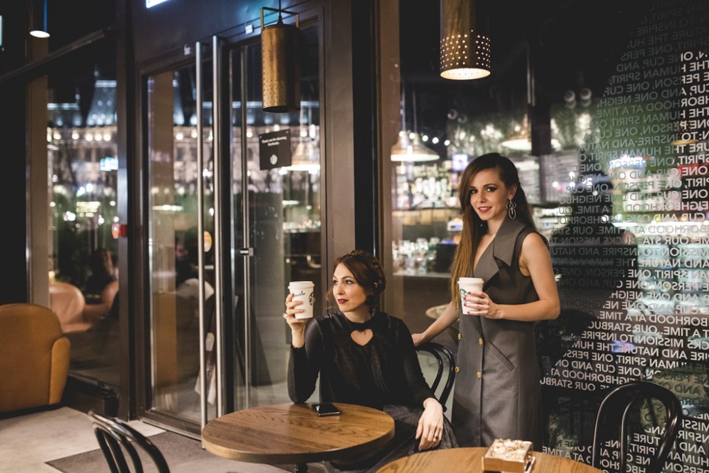 rochii Laura Galic in Starbucks Iasi 