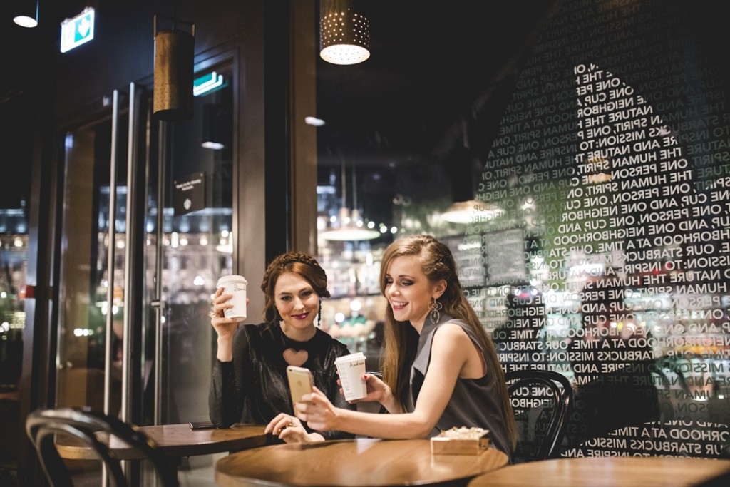 rochii Laura Galic in Starbucks Iasi 