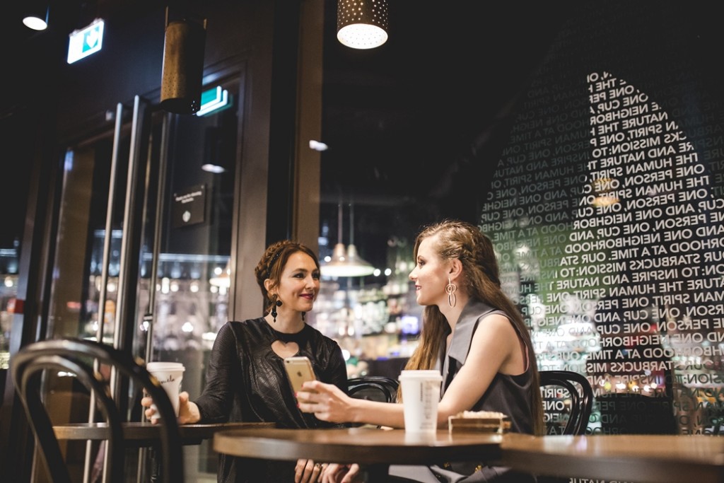 rochii Laura Galic in Starbucks Iasi 