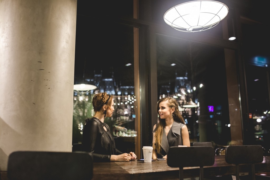 rochii Laura Galic in Starbucks Iasi 