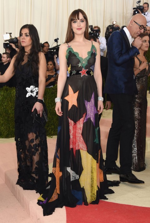 Met Gala 2016 covorul rosu Dakota Johnson in Gucci