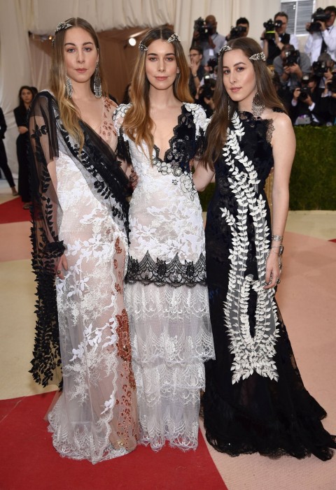 Met Gala 2016 covorul rosu Este Haim, Danielle Haim, Alana Haim