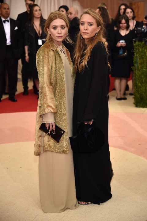 Met Gala 2016 covorul rosu Mary-Kate Olsen si Ashley Olsen