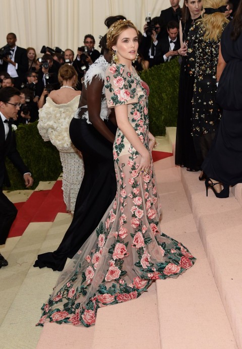 Met Gala 2016 covorul rosu Zoey Deutch