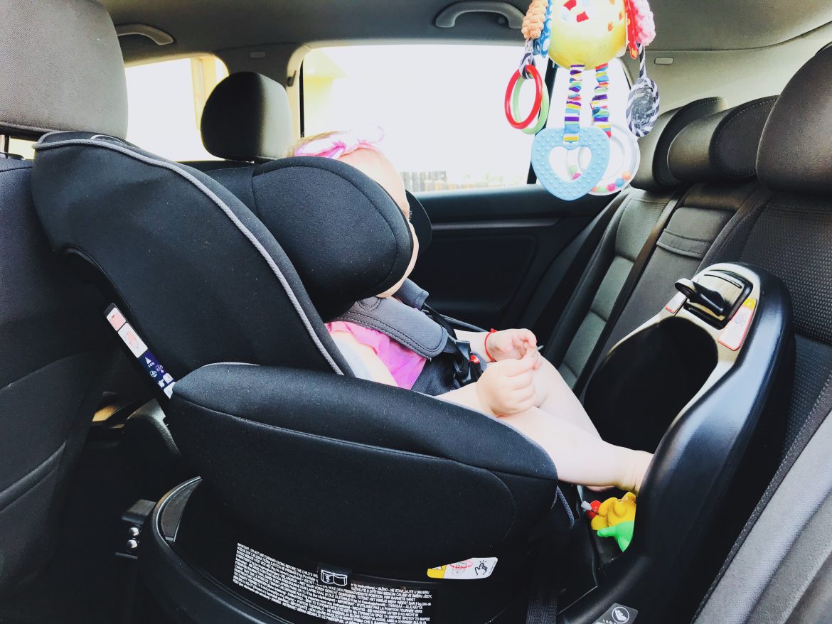 Aleg scaunul auto cu spatele la sensul de mers pentru siguranta copilului meu